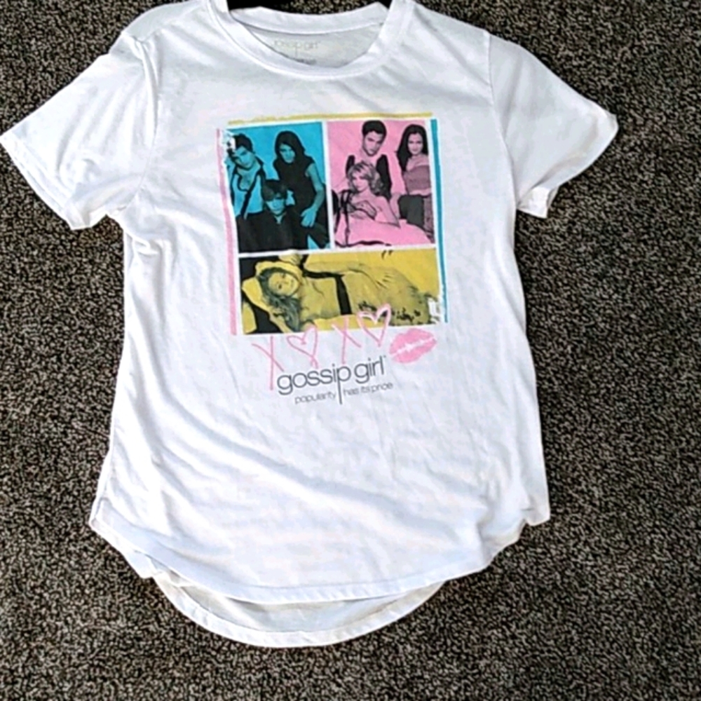 A gossip girl shirt